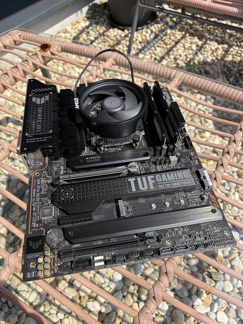 ASUS TUF GAMING X670E-PLUS WIFI + AMD Ryzen 5 7600, fotka 1 z 8