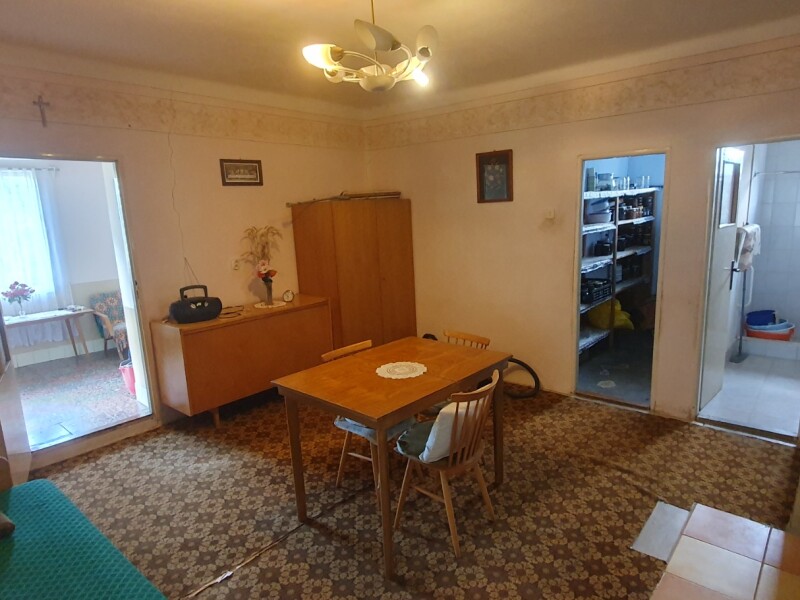 Ponúkame na predaj 4 izbový rodinný dom v obci ĽUBÁ 10 km od Štúrova
