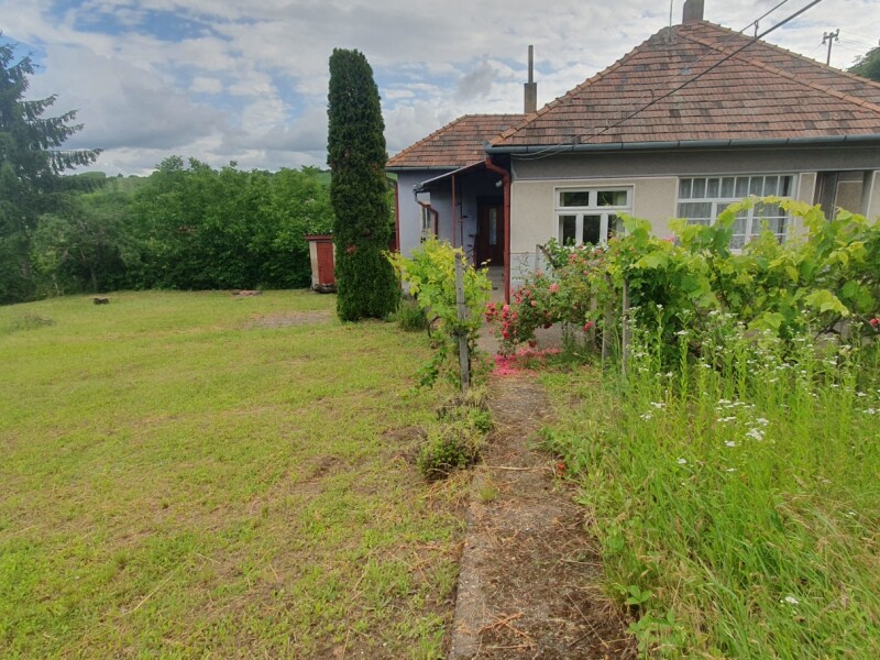 Ponúkame na predaj 4 izbový rodinný dom v obci ĽUBÁ 10 km od Štúrova