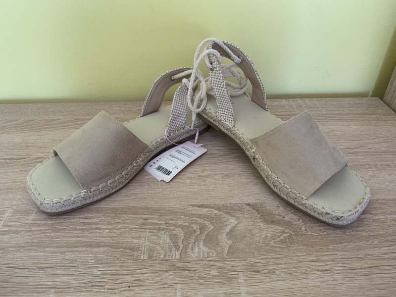 Bledé šnurovacie espadrilky