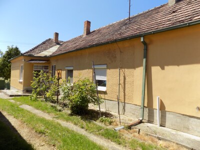 Znížená cena !Na predaj 4 izb .tehlový dom v Tvrdošovciach .