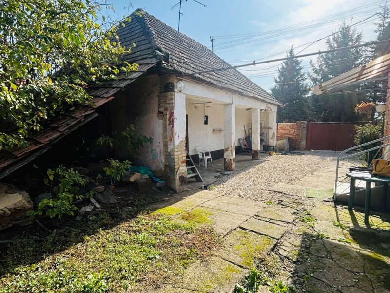 Predaj pozemku so starším RD a letnou kuchyňou - Dvory nad Žitavou