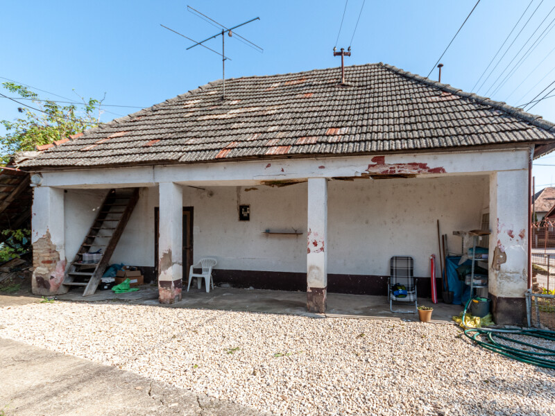 Predaj pozemku so starším RD a letnou kuchyňou - Dvory nad Žitavou