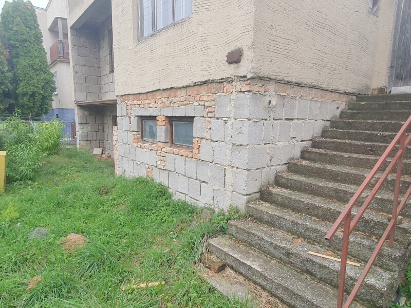 Investičná príležitosť na kúpu nedokon. RD 5+1 a pozemok 720m2 Šurany